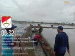 Babinsa Bersama Warga padangloang bersihkan Saluran Irigasi
