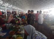 Pastikan Stabilitas Harga, Babinsa Kelurahan Arawa Aktif Pantau Pasar Lawawoi
