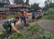 Babinsa ajak warga bergotong royong bersihkan parit