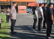 Kapolres Pinrang Lakukan Pengecekan Disiplin Personel Saat Apel Pagi