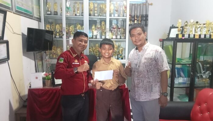 Kepala UPT SDN 161 kabupaten pinrang berikan Rewor ke siswanya yang berprestasi serta memberi motivasi dan penghargaan