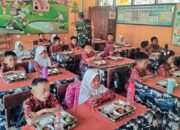 Babinsa Jajaran Koramil 1420-04/Watang Pulu Kawal Pendistribusian Makan Bergizi Gatis