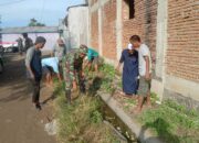 Babinsa Koramil 1420-01/Panca Lautang Bersama Warga Bersihkan Saluran Air