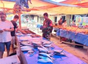 “Blusukan” ke Pasar Sentral Amparita, Babinsa Koramil 1420-02/Tellu Limpoe Pastikan Harga Stabil dan Perut Rakyat Aman