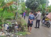 Babinsa Bersama Staf Kecamatan, anggota Polsek, staf Desa dan anggota Kelompok Tani melaksanakan karya bakti pembersihan saluran air.