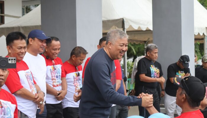 Bupati Pinrang melepas peserta jalan sehat dalam rangka memperingati Hari Koperasi Nasional ke 78