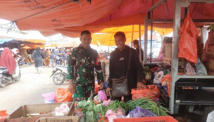 Koramil 1420-06/Panca Rijang Laksanakan Pemantauan Ketersediaan dan Harga Bahan Pokok di Pasar Sentral Rappang