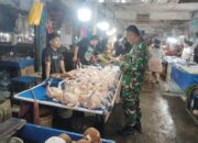 Babinsa Koramil 1420-03/Maritengngae Pantau Harga Bahan Pokok di Pasar Sentral Sidrap