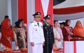 Wakil Bupati Pinrang didaulat menjadi inspektur upacara penurunan bendera pada puncak HUT RI ke 80 dihalaman kantor bupati pinrang