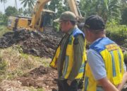 Kepala Dinas SDA-BK Pinrang Memantau Langsung Pekerjaan Pengerukan Sedimentasi di Saluran Sekunder Sikkuala