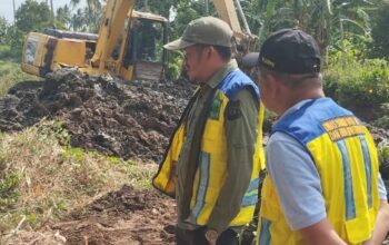 Kepala Dinas SDA-BK Pinrang Memantau Langsung Pekerjaan Pengerukan Sedimentasi di Saluran Sekunder Sikkuala