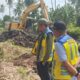 Kepala Dinas SDA-BK Pinrang Memantau Langsung Pekerjaan Pengerukan Sedimentasi di Saluran Sekunder Sikkuala