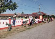 Koramil 03/Maritengngae dan Warga Bersihkan Lingkungan Sambut HUT ke-80 TNI