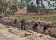 Babinsa Bersama Warga Bersihkan Saluran Irigasi
