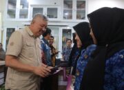 Bupati Pinrang serahkan SK pengangkatan CPNS dan PNS kepada tiga alumnus IPDN serta 11 orang PPPK
