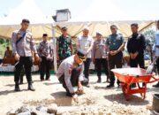Kapolres Pinrang dan Bupati Pinrang Resmikan Peletakan Batu Pertama Pospol Batulappa