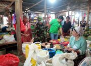 Babinsa Koramil 05/Dua Pitue Sidrap Pantau Harga dan Ketersediaan Bahan Pokok di Pasar Tanru Tedong