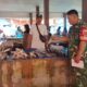 Babinsa Ramil 07/Baranti Laksanakan Pemantauan Harga Bahan Pokok di Pasar Senntral Baranti