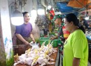 Babinsa Koramil 03/Maritengngae Sidrap Pastikan Stabilitas Harga Bahan Pokok di Pasar Pangkajene