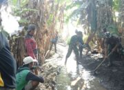 Koramil 02/Tellu Limpoe dan Warga Bersinergi dalam Karya Bakti Pembersihan Saluran Air di Sidrap