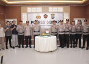 Harumkan Citra Polri, Kapolres Sidrap Ganjar Penghargaan Kepada Personelnya