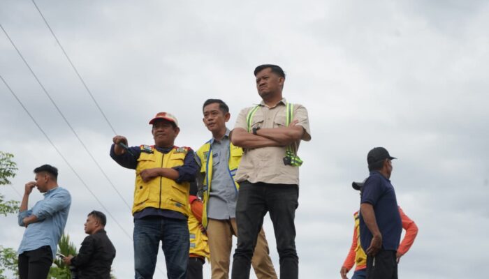 PLT. Kadis SDA & BK A.Sinapati Rudi mendampingi Bupati Pinrang pantau kondisi sejumlah infrastruktur