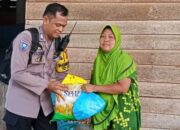 Polisi Teladan, Bripka Ilyas Salurkan Beras Kepada Warganya di Desa Kalempang Sidrap