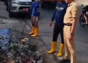 PLT.kadis Sumber Daya Air dan Bina Kontruksi (SDA & BK) pantau sejumlah pembersihan saluran air skunder