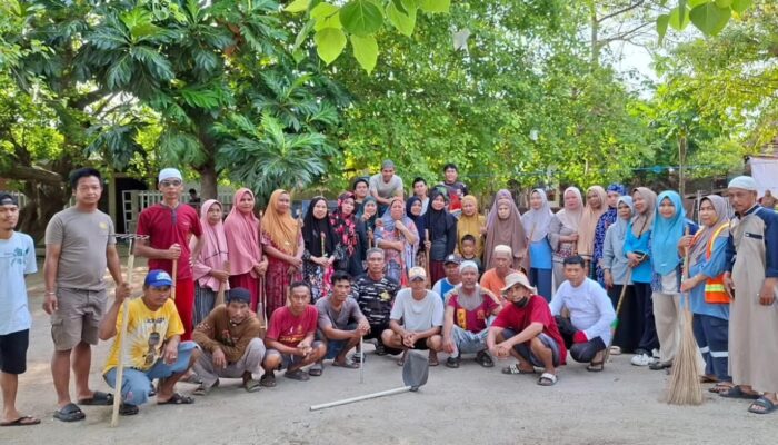 Lurah Kodingareng Pimpin Giat Jumat Bersih Bersama Warga RW 04