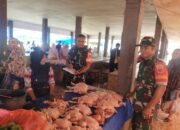 Babinsa Koramil 1420-07/Baranti Turun ke Pasar, Cek Harga dan Ketersediaan Bahan Pokok Dukung Ketahanan Pangan Nasional