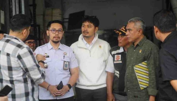 Komisi A DPRD Makassar Tinjau Gudang Plastik Toko Indah, Pastikan Izin dan Keselamatan Dipatuhi