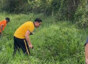 Aksi Nyata Polisi: IPTU Andi Aswan Bersih-bersih Jalan Bersama Warga Bila Riase