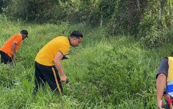 Aksi Nyata Polisi: IPTU Andi Aswan Bersih-bersih Jalan Bersama Warga Bila Riase