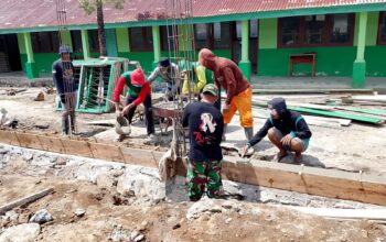 ​Danramil 1420-05/Dua Pitue Turun Langsung Bantu Pembangunan Koperasi di Desa Bulu Cenrana