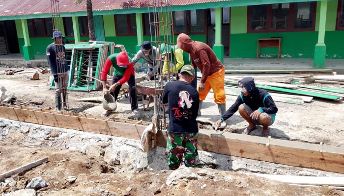 ​Danramil 1420-05/Dua Pitue Turun Langsung Bantu Pembangunan Koperasi di Desa Bulu Cenrana