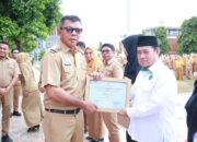 Serahkan Piala, Bupati Andi Utta Apresiasi Kepsek yang Meraih Penghargaan Adiwiyata