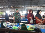 Babinsa Koramil 1420-04/Watang Pulu Pantau Ketersediaan dan Harga Bahan Pokok di Pasar Lawawoi Sidrap
