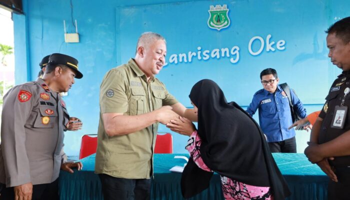 Bupati Pinrang didampingi&nbsp; sejumlah kepala OPD serahkan bantuan tunai penanggulangan bencana kepada masyarakat di 2 kecamatan