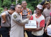Polres Sidrap Serahkan Bantuan Kemanusiaan Kepada Warga Terdampak Longsor Di Desa Leppangeng