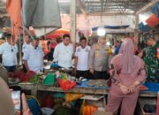 Kapolres Sidrap Bersama Dandim 1420 Sidrap Kunjungi Pasar Pantau Harga dan Ketersediaan Bahan Pokok Jelang Natal