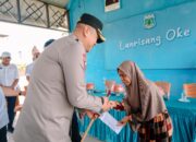 Kapolres Pinrang dan Bupati Pinrang serahkan bantuan tunai kepada warga terdampak bencana puting beliung