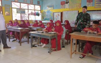 Babinsa Kodim 1420/Sidrap Kawal Distribusi Makan Bergizi Gratis untuk 54 Ribu Warga