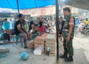 Babinsa Koramil 05/Dua Pitue Monitor Ketersediaan Dan Harga Bahan Pokok Di Pasar Sentral Tanru Tedong