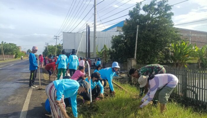 Babinsa Kelurahan Amparita Laksanakan Karya Bakti Rutin Di Link. 1 Pakkawarue