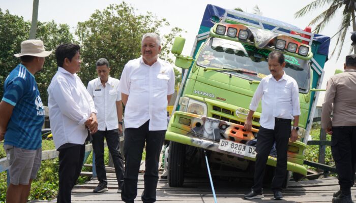 Bupati Pinrang turun langsung meninjau kondisi jembatan yang mengalami kerusakan
