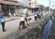 Anggota Koramil 05/Dua Pitue Gelar Karya Bakti Pembersihan Pasar Tanru Tedong