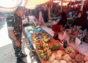 ​Jaga Stabilitas Pangan, Babinsa Koramil 1420-06 Blusukan Pantau Harga Sembako di Pasar Sentral Rappang