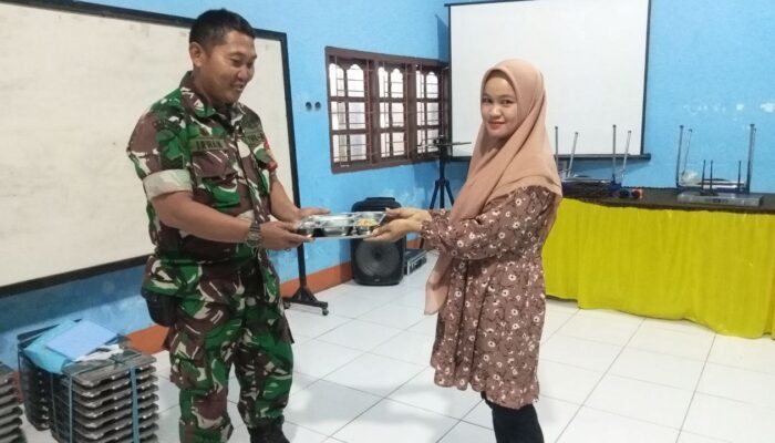 Babinsa Kodim 1420/Sidrap Kawal Distribusi 63 Ribu Paket Makanan Bergizi Gratis
