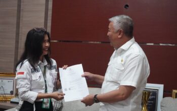 Komitmen terus tingkatkan kwalitas pelayanan kesehatan ,bupati Pinrang serahkan secara langsung SK kepada 7 orang kapus