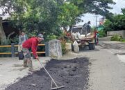 Melalui Dinas Bina Marga,Cipta Karya dan tata Ruang Pemkab Pinrang lakukan perbaikan jalan sebagai bentuk komitmen